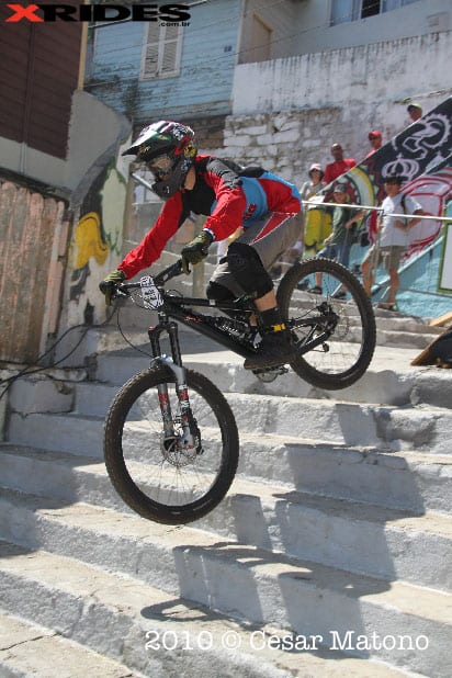 Ciclista itabirano compete na Descida das Escadas de Santos