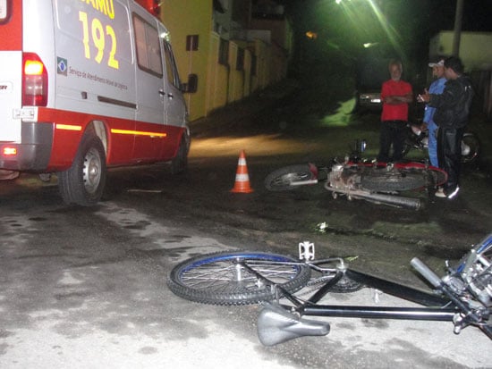 Ciclista invade cruzamento e bate com moto no bairro Praia