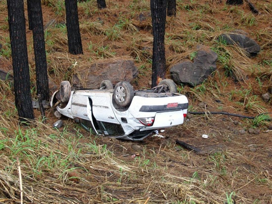 Motorista capota carro ao facilitar ultrapassagem na BR-381, em Nova Era