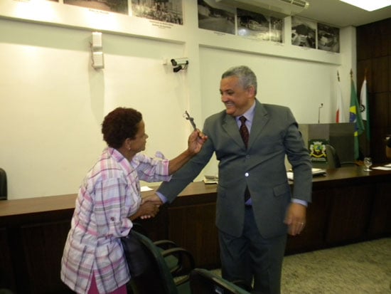 Presidente da Câmara de Monlevade fica na “saia justa” com crucifixo