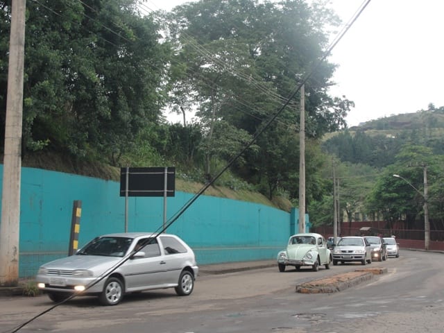 Caminhão arrebenta cabo de telefone e causa tumulto no trânsito em Itabira