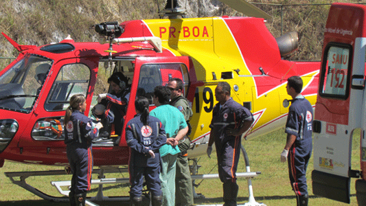 Jovem pilotando motocicleta bate em poste e fica em estado grave