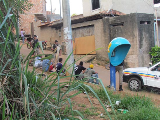 Após denúncia, PM aborda sete suspeitos na rua Floresta, no bairro Hamilton