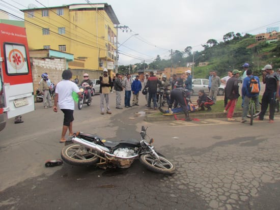 Acidente entre carro e moto deixa dois feridos