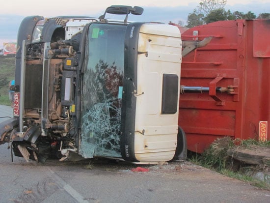 Carreta tombada deixa 381 interrompida por quase uma hora