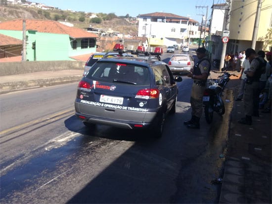 Motociclistas caem em óleo derramado na rua Nova Era