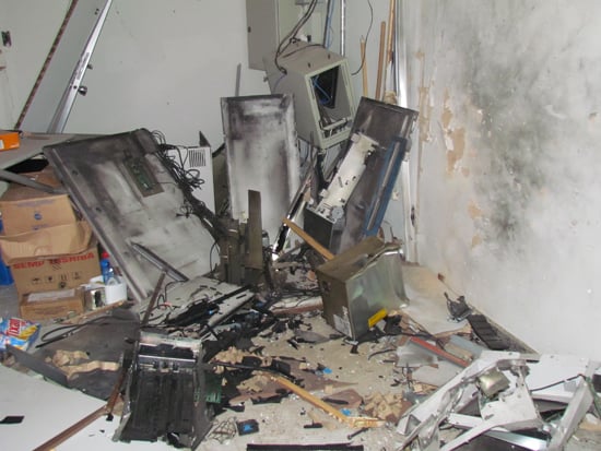 Bandidos explodem caixa eletrônico em Catas Altas e capotam carros durante fuga