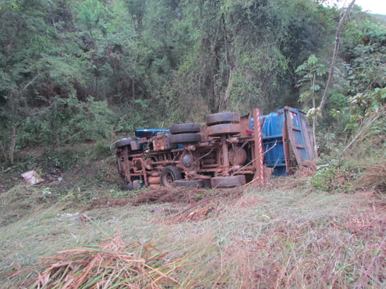 Caminhão despenca em ribanceira na rodovia de Barão de Cocais
