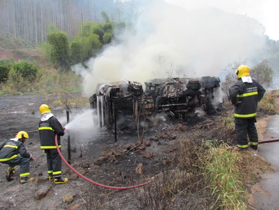 Caminhão tomba e pega fogo horas depois, quando seria guinchado