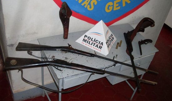 Denúncia acaba em prisão e apreensão de armas em Alvinópolis