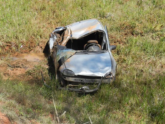 Capotamento na zona rural deixa dois feridos