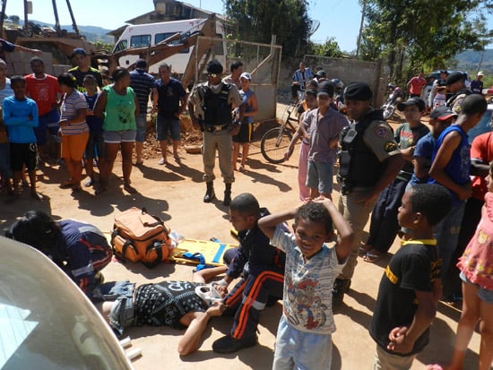 Motoqueiro foge da Polícia e bate em viatura no bairro Boa Esperança