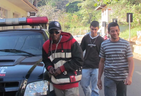 Jovem é preso com drogas e duas espadas ninjas