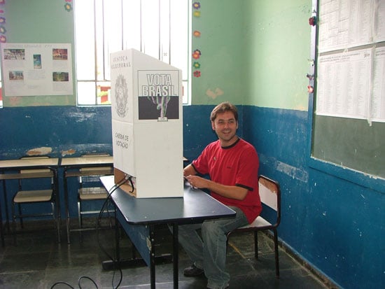 Bernardo Mucida vota em Itabira confiante no resultado positivo