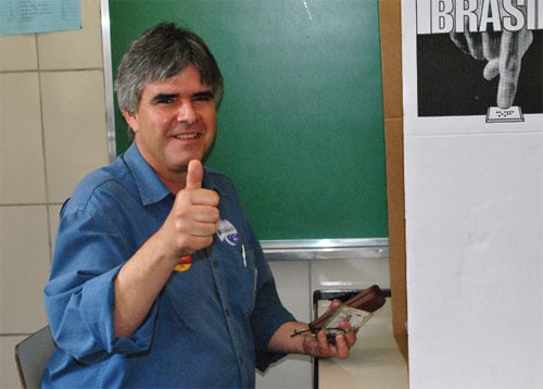 Alexandre Banana vota em Itabira e diz que fez uma campanha limpa