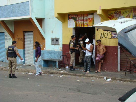 Quatro são presos por uso de bebida alcoólica em Itabira