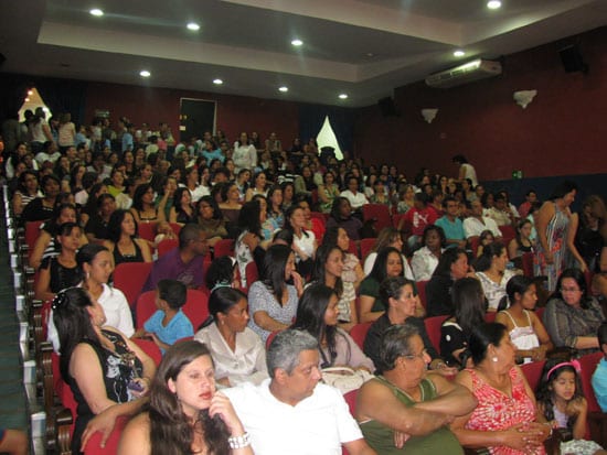 Santa Bárbara entrega R$ 181 mil em premiação para profissionais da educação