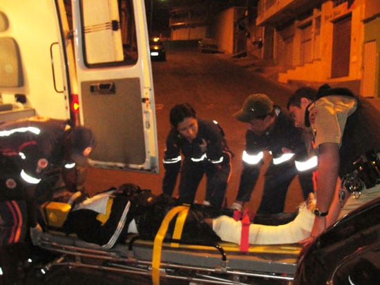 Motociclista tem suspeita de fratura após batida contra carro