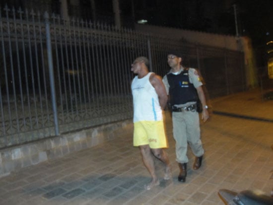 Homem invade casa de ex-mulher e se esconde debaixo da cama dela