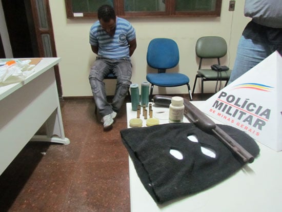 Polícia encontra arma, munições, touca ninja e prende um suspeito no Pedreira