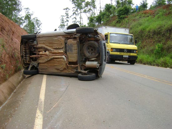 Mulher capota Ford Ka na estrada do Forninho