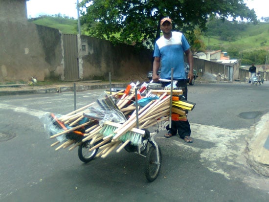 Forrozinho bom para vender vassouras