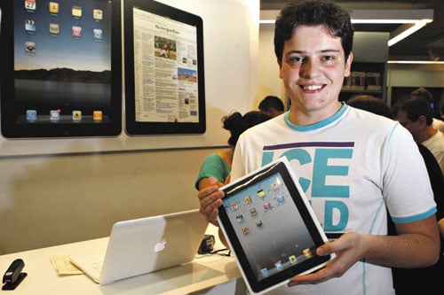 Consumidor faz fila na madrugada para comprar iPad em BH