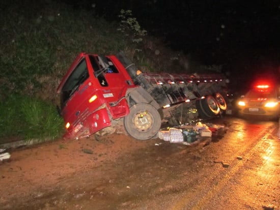 Caminhão tomba e saqueadores levam até as roupas do motorista