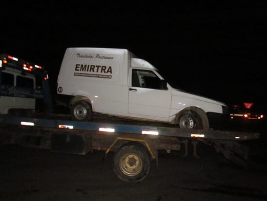 Funerária erra trevo e cai em valeta