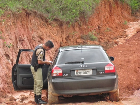Audi roubado de madrugada é abandonado no bairro Praia