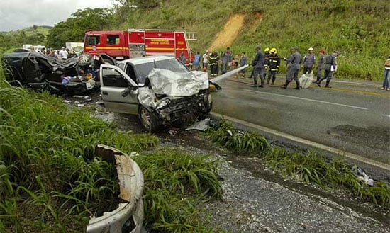 Sobe para cinco o número de mortos na batida entre quatro carros na BR-381