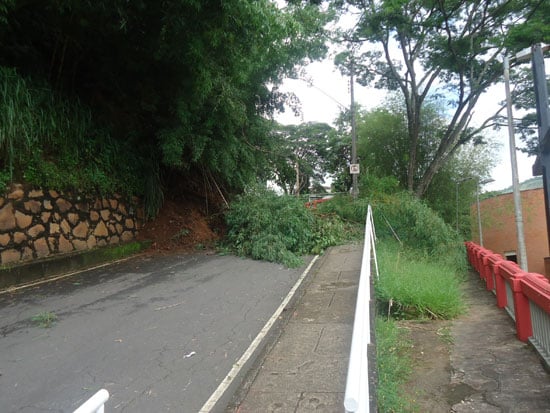 Queda de barranco interdita rua Coronel Linhares Guerra, no Pará