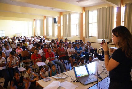 Dayanne Timóteo faz palestras para alunos da Escola Estadual Odilon Behrens, em Guanhães