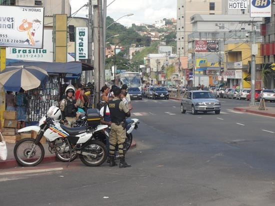 Rapaz empina moto na frente da PM e é preso