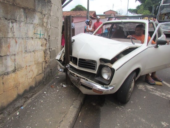 Mulher perde o controle e bate Chevette contra trilho de proteção