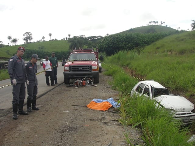 Filho de pastor e seus dois filhos morrem em acidente envolvendo Palio e caminhão na MG-434