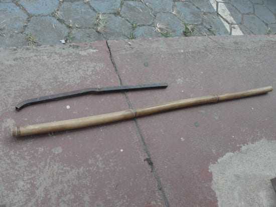 Jovens usam barra de ferro e bambu em briga em frente escola