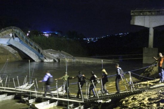 Ponte desmorona e moradores enfrentam fila no Rio das Velhas