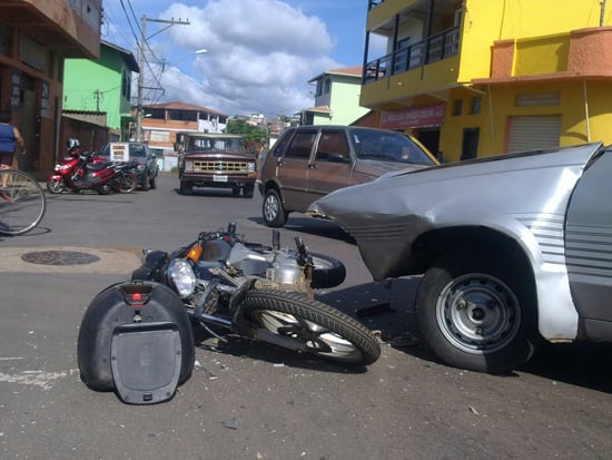Acidente no Major Lage deixa motoqueiro ferido