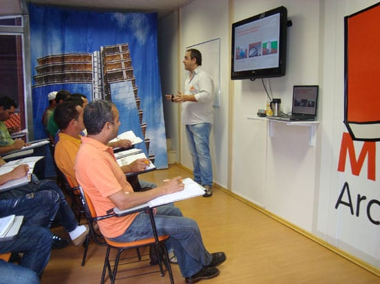 Caminhão-Escola da ArcelorMittal capacita 180 profissionais em Monlevade