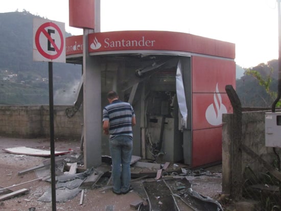 Bandidos explodem caixa bancário em João Monlevade