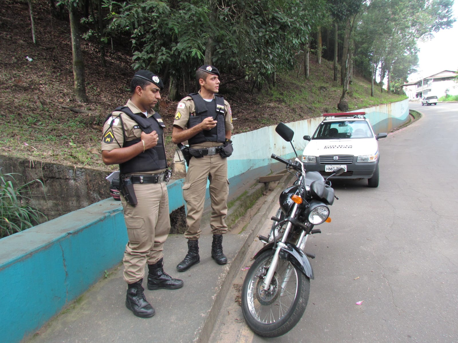 Homens furtam moto, não conseguem ligá-la e a abandonam em rotatória