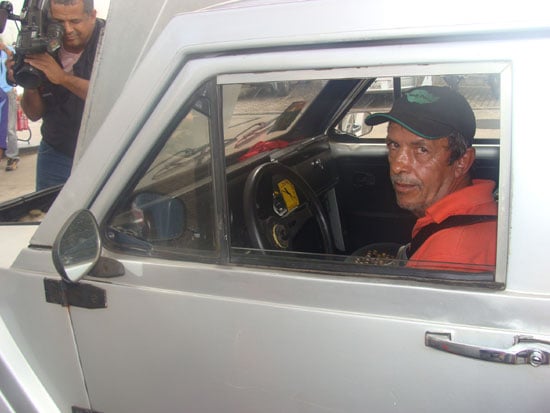 Motoristas passam a noite na fila por gasolina a R$ 1,77 em Itabira