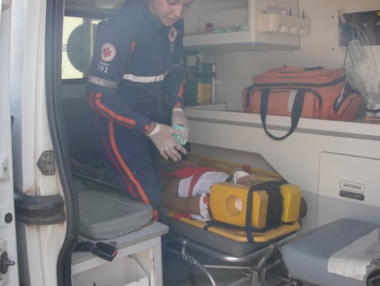 Criança de 12 anos cai de bicicleta e sofre ferimentos na cabeça