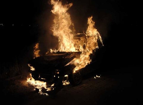 Carro pega fogo depois de atropelar vaca