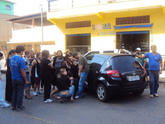 Jovem passa mal ao volante e causa acidente no bairro Areão