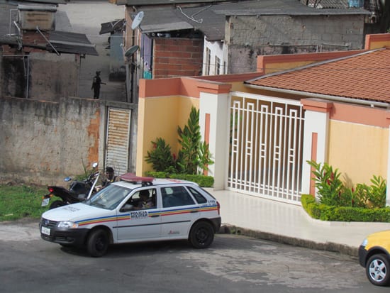 Ladrões invadem residência, amarram empregada e roubam diversos produtos