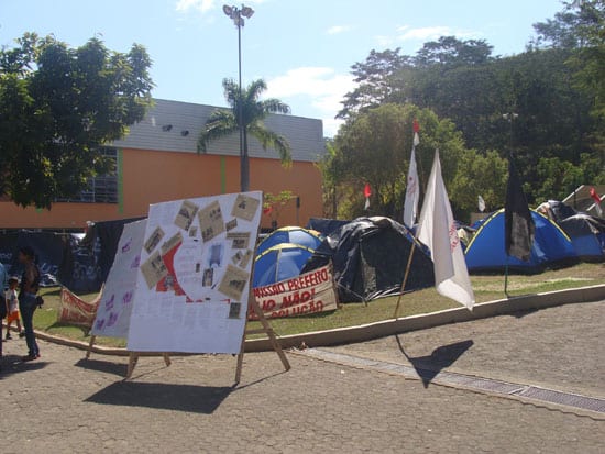Acampamento persiste em frente à Prefeitura