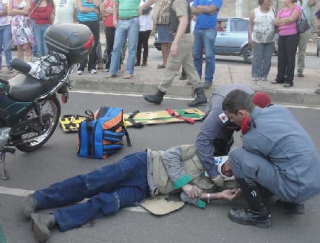 Acidente com ônibus da Cisne deixa motoqueiro ferido na Mauro Ribeiro