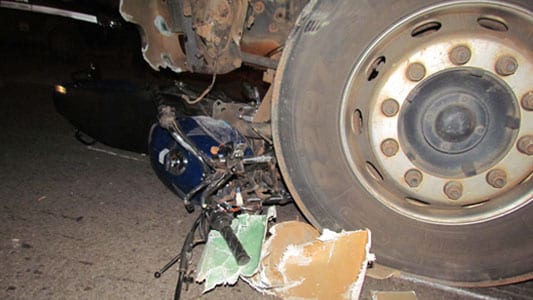 Motociclista bate violentamente em caminhão na MGC 120
